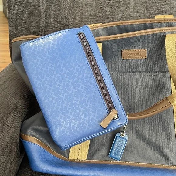 Coach Signature Weekend Tote Bag. PVC Coated Bottom With Inside Matching Pouch. - Picture 5 of 7